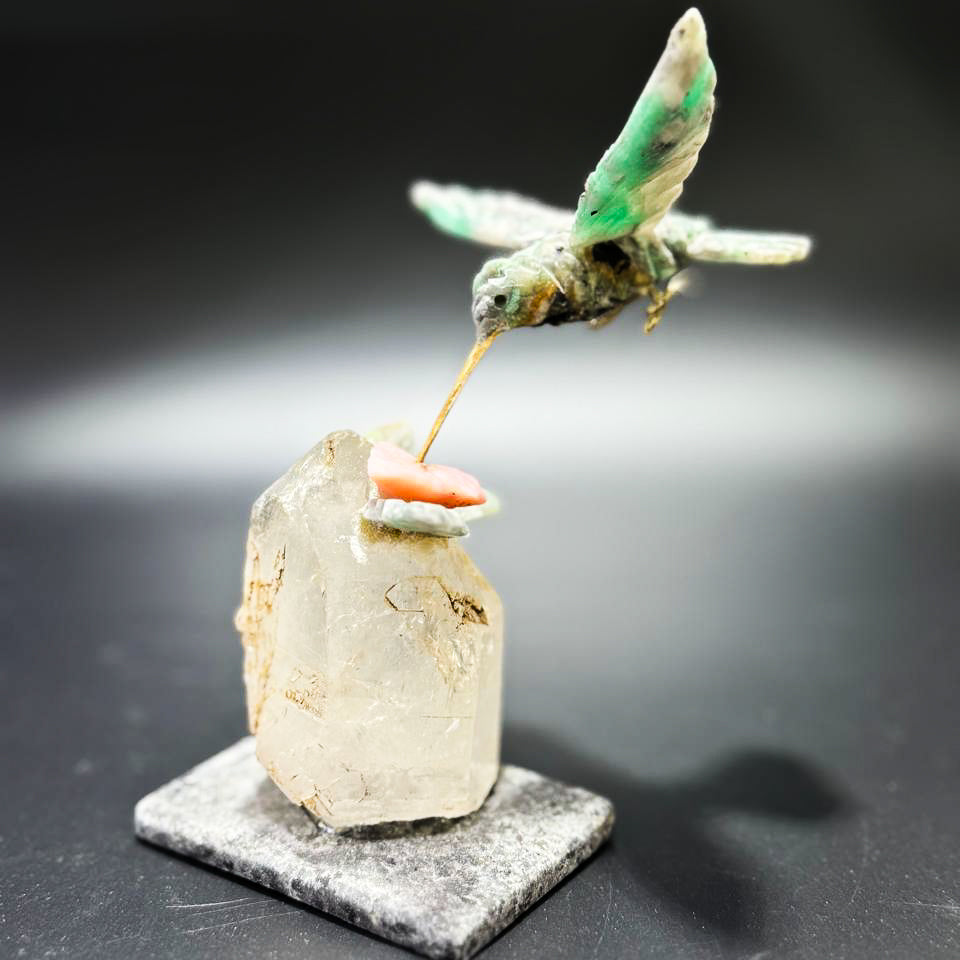 Colibrí en murralla tallada