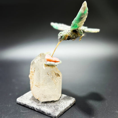 Colibrí en murralla tallada